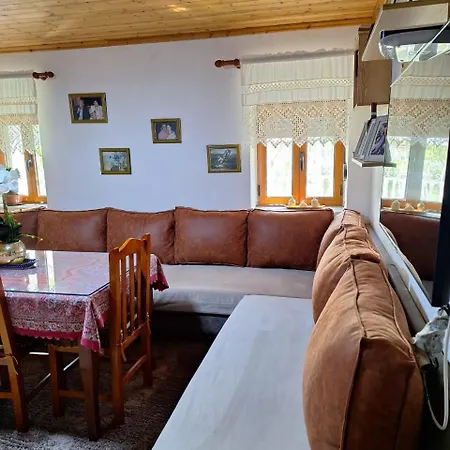 Veliu House & Farm *